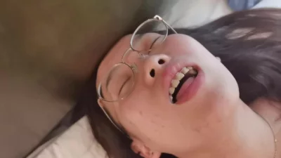 18岁眼镜妹太骚了，看着淫荡的表情就忍不住想射