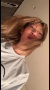 眼镜妹 超级反差 小穴塞最大的鸡吧 爬在床上 无套猛干她的骚逼